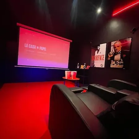 La Casa De 2.0 Jacuzzi & Cinema Prive Apartment *