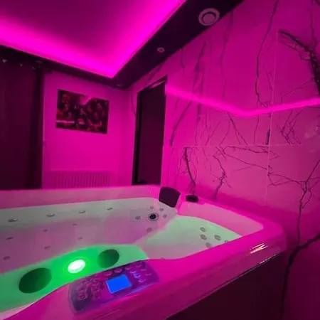 La Casa De 2.0 Jacuzzi & Cinema Prive Apartment *